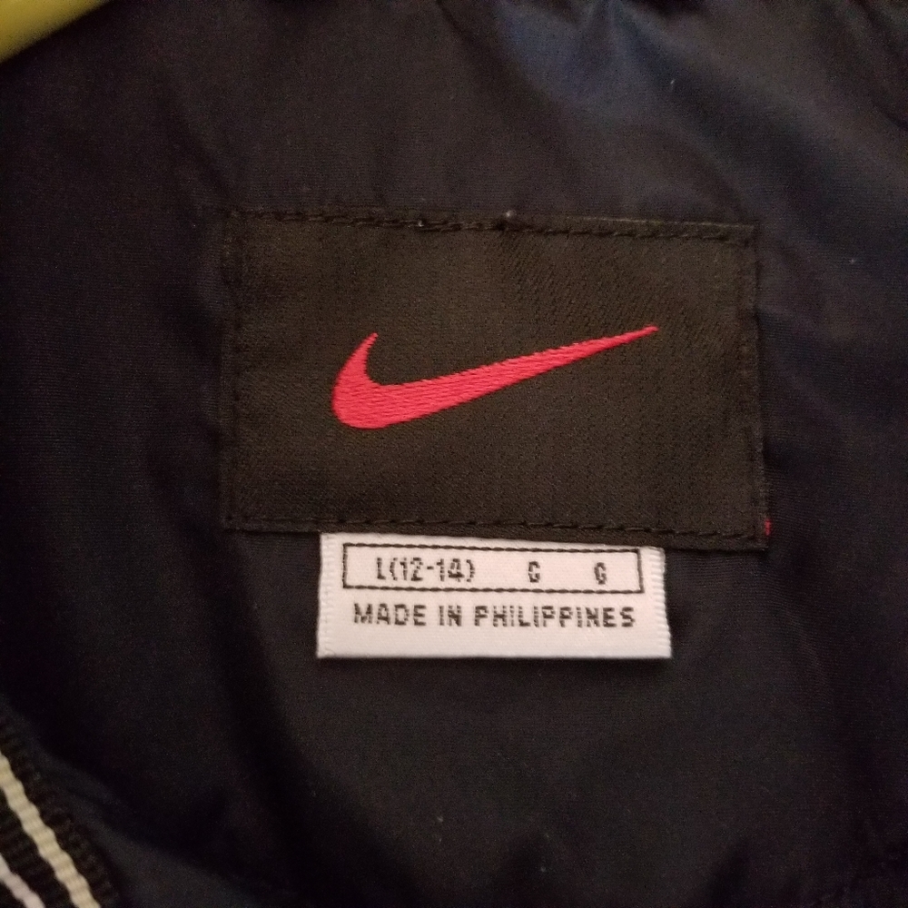 Nike Woman’s Windbreaker. Size Large, 12-14 - Picture 8 of 12